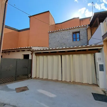 Sa Domu Antiga - Casa Indipendente In Centro Storico Apartman